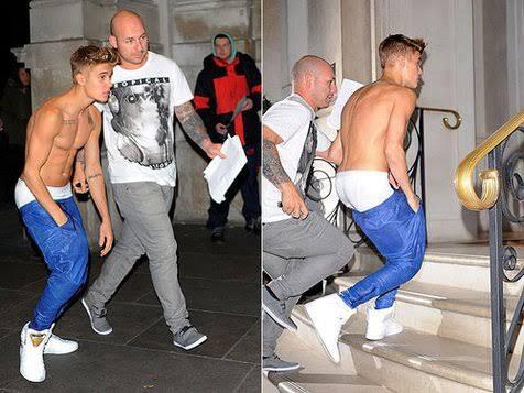 Gaya Pakai Celana Justin Bieber Ini Sungguh Aneh, Apa Nggak Repot Sih?