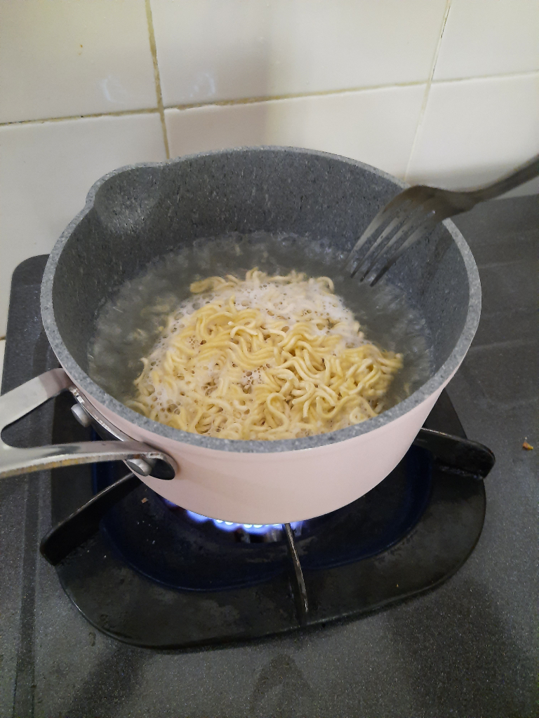 Wedeeeww.. Sarapan Miegheti Rasa Bolognese.. Pedesss Cuy!