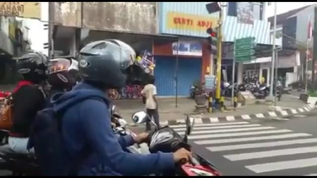 Ketika Lampu Merah Lama, Biasanya Kalian Ngapain Aja ???