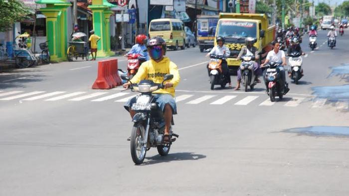 Ketika Lampu Merah Lama, Biasanya Kalian Ngapain Aja ???