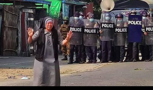 Tangisan Suster di Myanmar yang Berlutut Memohon kepada Polisi agar Demonstran