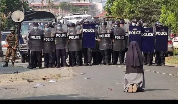 Tangisan Suster di Myanmar yang Berlutut Memohon kepada Polisi agar Demonstran