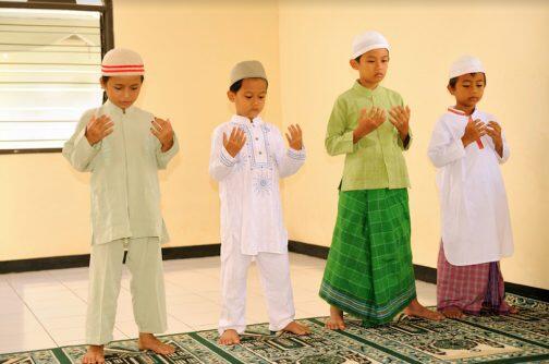 Bandel Saat Anak-Anak Berisik Dalam Ibadah Shalat Di Masjid, Perlukah Hukuman?
