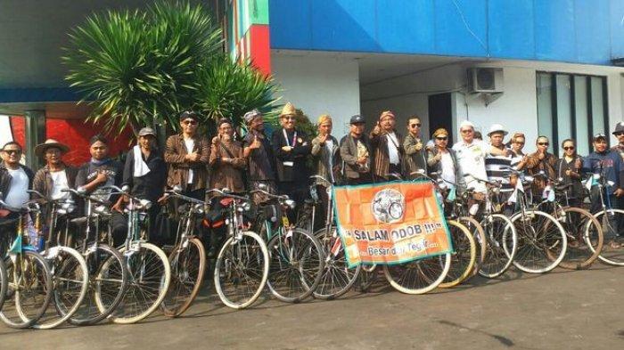 Gowes Pagi Dengan Sepeda Onthel? Ane Banget, nih. Santuy Bareng Keluarga Tersayang.