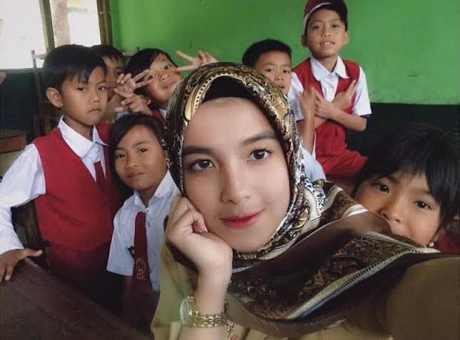 Masih Sekolah Suka Sama Guru Yang Ngajar!! Hayo, Pernah Ngalamin Gak? 