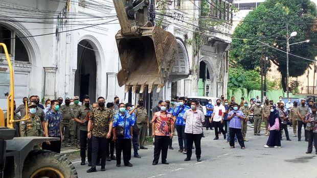 Walkot Mantu Jokowi Beraksi, Bangunan Ilegal di Kesawan Medan Mulai Dirobohkan