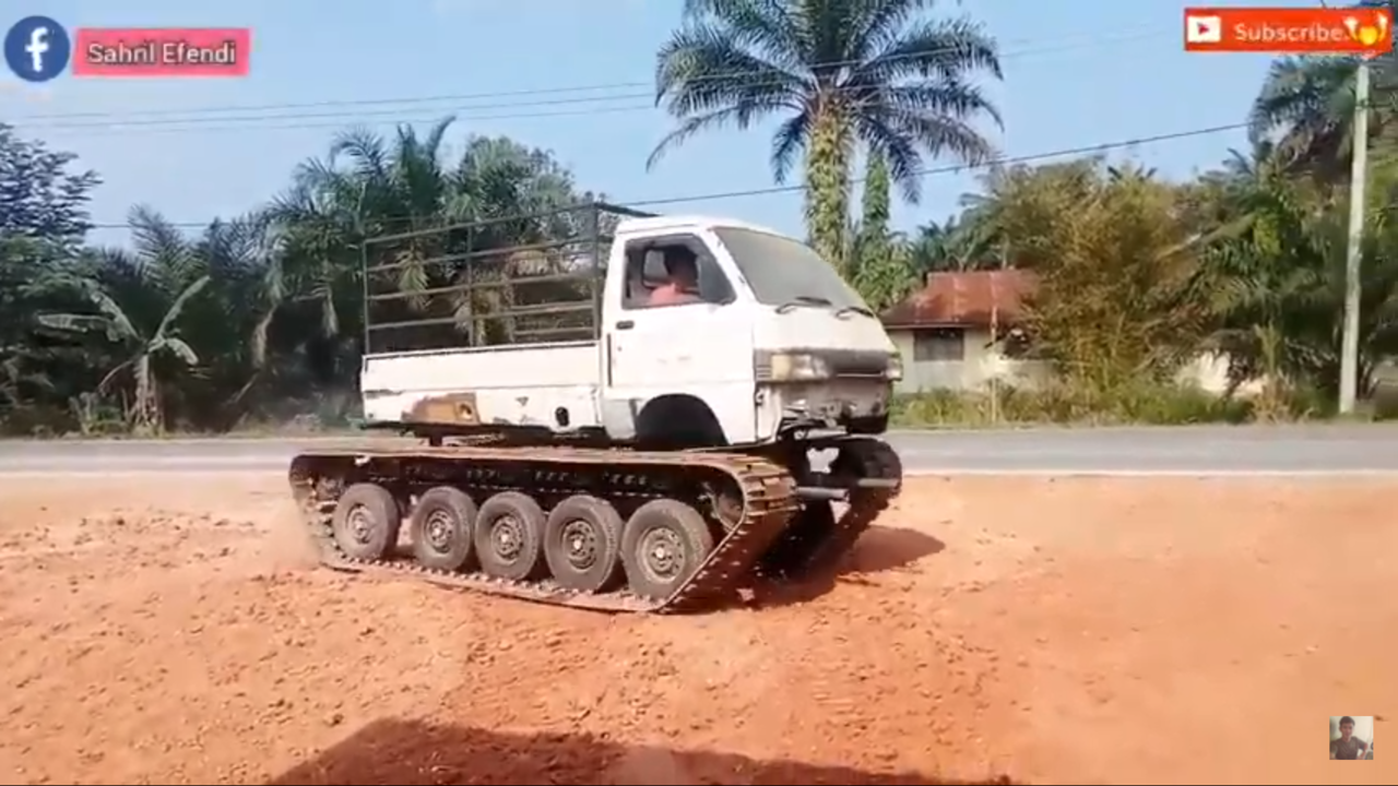 Mobil Pickup Ini Dipasangi Ban Tank! 