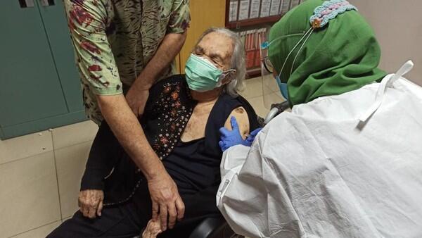 Usia 99 Tahun, Siti Rumende Harahap Jadi Penerima Vaksin Tertua di Indonesia