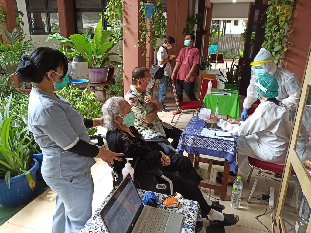 Usia 99 Tahun, Siti Rumende Harahap Jadi Penerima Vaksin Tertua di Indonesia