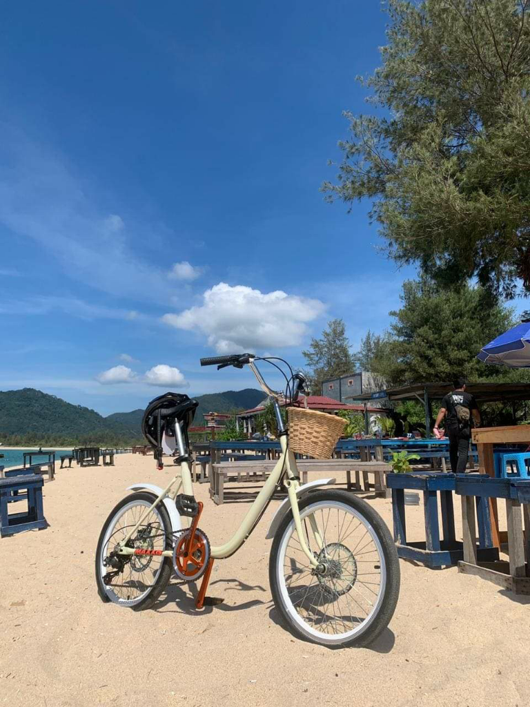 Jalan-Jalan ke Pantai dengan Sepeda Minion