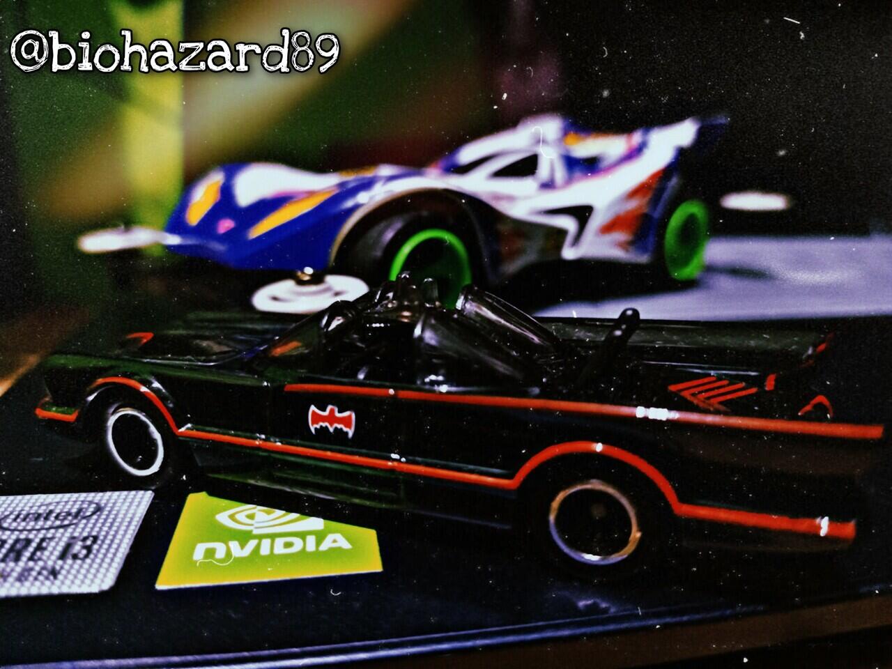 Wadah Biru dan Warna Warni Hot Wheels