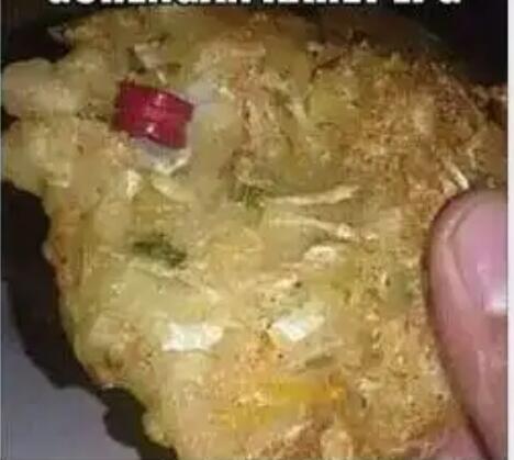 Kok Bisa Sih, Barang Tak Wajar Ini Ada Dalam Makanan?