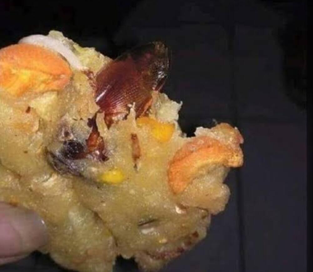 Kok Bisa Sih, Barang Tak Wajar Ini Ada Dalam Makanan?