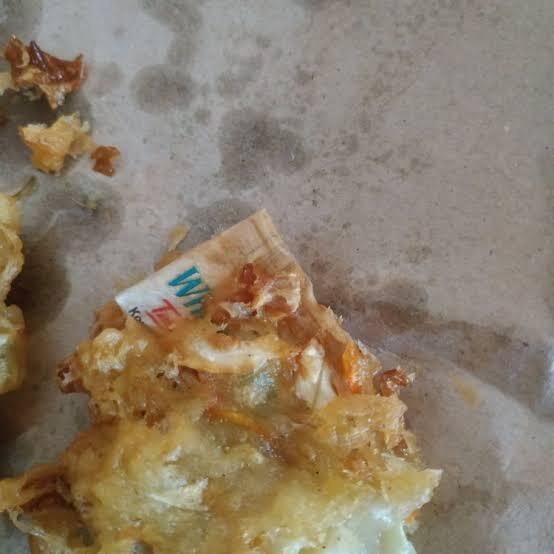 Kok Bisa Sih, Barang Tak Wajar Ini Ada Dalam Makanan?