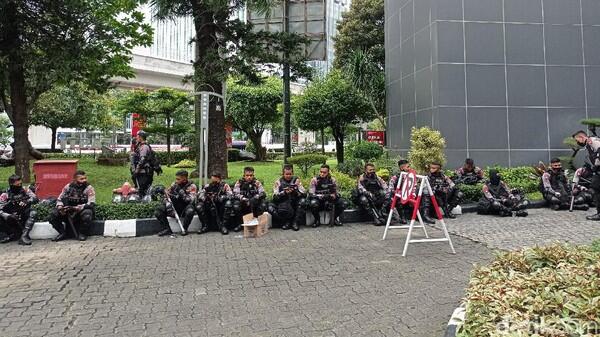 Cegah Bentrok Massa AHY dan Kubu Moeldoko, Brimob Jaga Kemenkumham