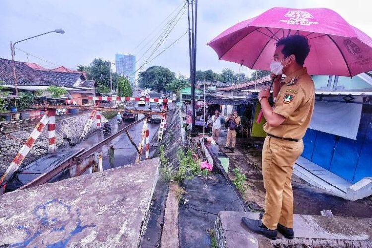 Respon Keluhan Warga, Gibran Blusukan di Viaduk Gilingan