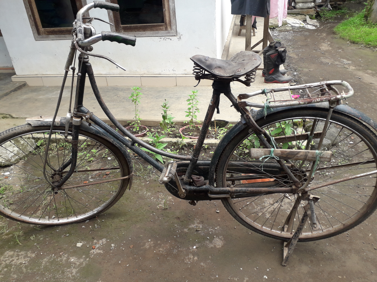 Sepeda Onthel Jadul Andalan Keluarga Ane