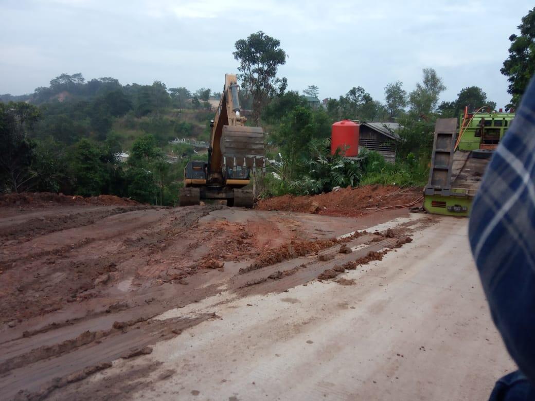 Diduga Ilegal, Bisnis Batu Bara Rusak Jalan Pemakaman Covid-19 di Samarinda