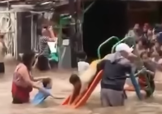 Menghibur diri di tengah banjir !