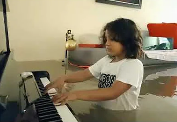 Menghibur diri di tengah banjir !