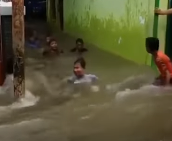 Menghibur diri di tengah banjir !