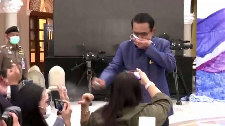 Video Viral, Pejabat Ini 'SEMPROT' Sejumlah Wartawan Dengan Hand Sanitiser !