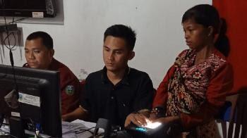 Saat Wanita Warga Suku Anak Dalam Berbondong-bondong untuk Difoto KTP-el
