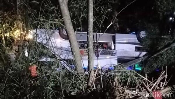 Laka Bus Maut di Sumedang: 22 Tewas, 28 Luka-luka dan 4 Dalam Pencarian