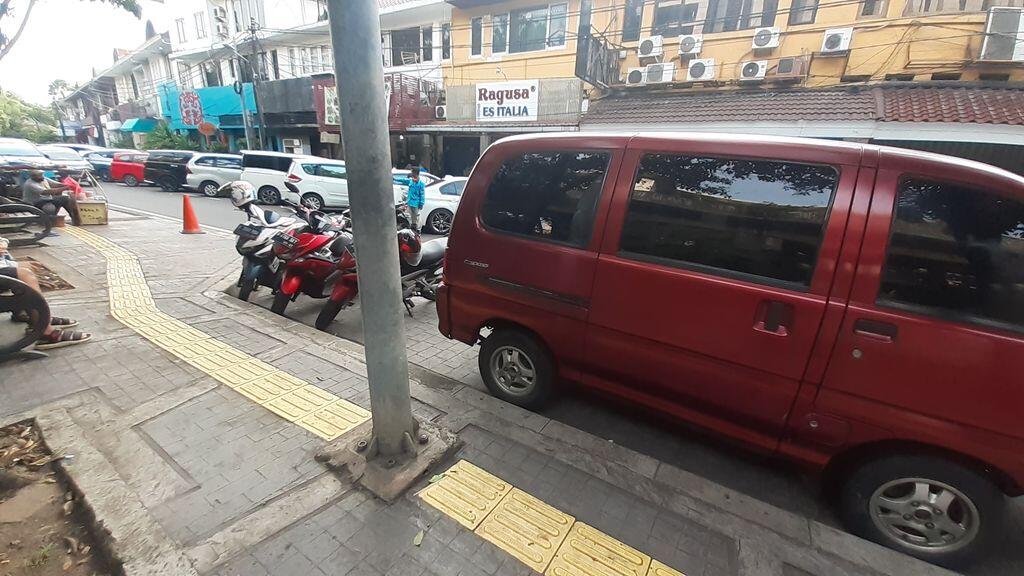 Guiding Block Tunanetra Nabrak Tiang, Ini Kata Anies Baswedan