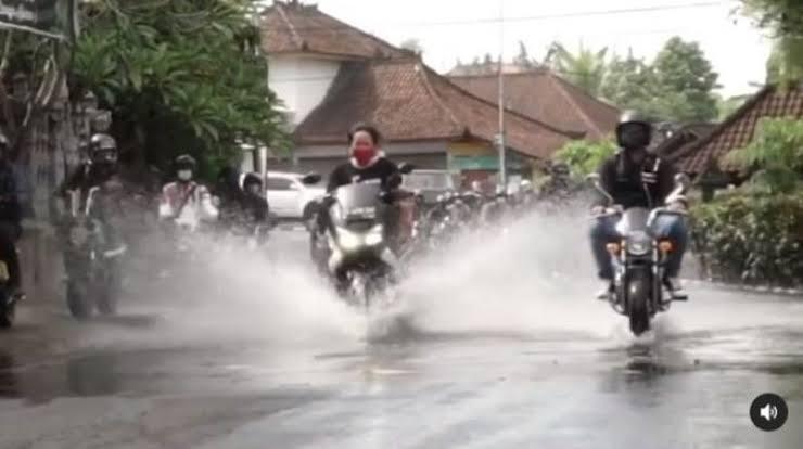 Kalau Kecipratan Air Genangan Oleh Pengendara Lain, Apa Yang Akan Kamu Lakukan? 