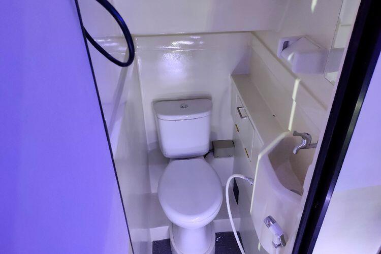 Mulai Dari Sistem Pembuangan Sampai Suplai Air, Inilah 6 Fakta Unik Toilet Bus AKAP