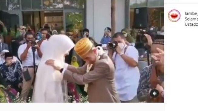 Begini Momen Malu-Malu Ustaz Syam Cium Istri Usai Ijab Kabul