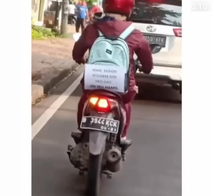 Kreatif dan Bikin Haru, Ibu Ini Tulis Peringatan di Motornya Kalau Dia Sedang Hamil !