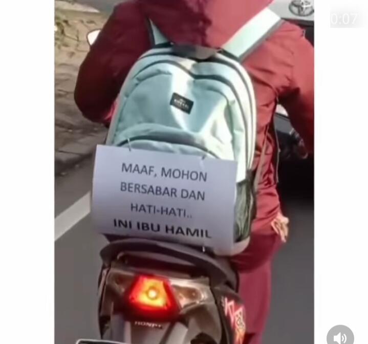 Kreatif dan Bikin Haru, Ibu Ini Tulis Peringatan di Motornya Kalau Dia Sedang Hamil !