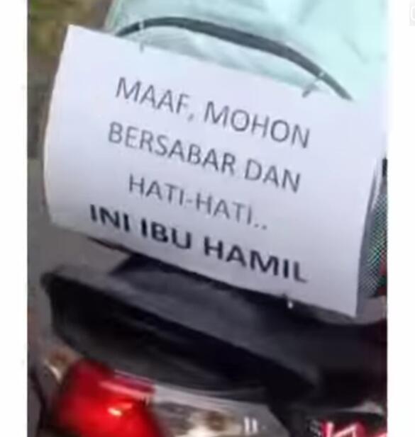 Kreatif dan Bikin Haru, Ibu Ini Tulis Peringatan di Motornya Kalau Dia Sedang Hamil !