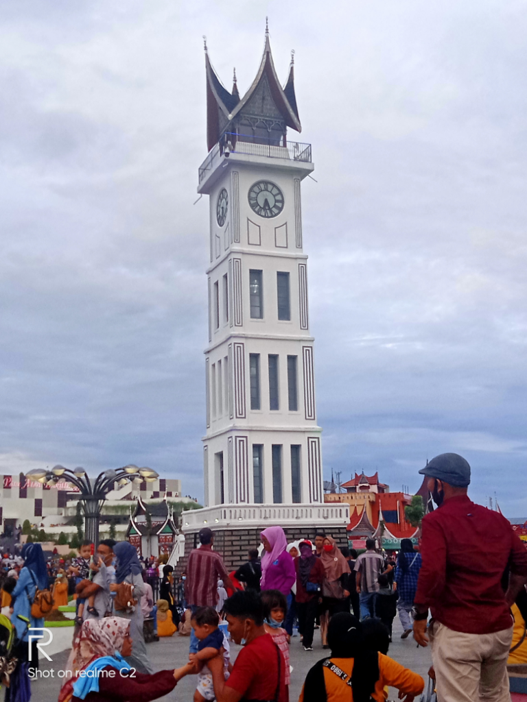 Jam Gadang, Tempat Rekreasi Paket Komplit di Bukittinggi