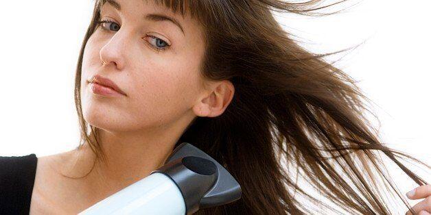 JANGAN SALAH! Inilah 6 Cara yang Tepat Menggunakan Hair Dryer