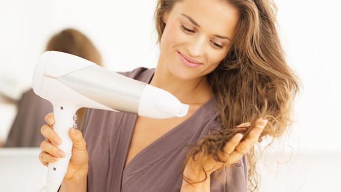 JANGAN SALAH! Inilah 6 Cara yang Tepat Menggunakan Hair Dryer