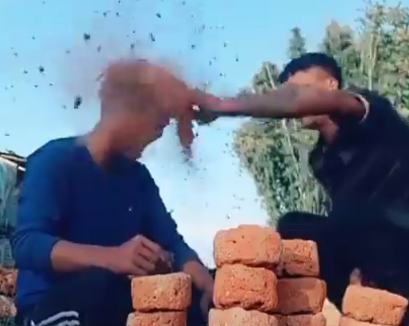 Heboh Video Adu Suit! Pukul Kepala Dengan Batu Bata, Gak Takut Bocor Kepala Gan?