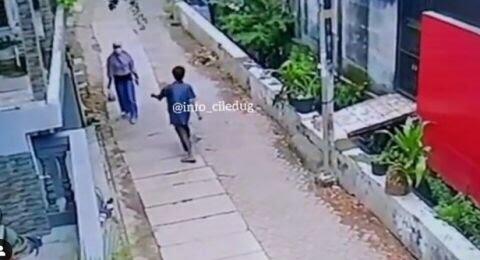 Seorang Pria Tonjok Wanita saat Jalan Keluar Rumah, Perilaku Sadis & Meresahkan Seorang Pria Tonjok Wanita saat Jalan Keluar Rumah, Perilaku Sadis & Meresahkan