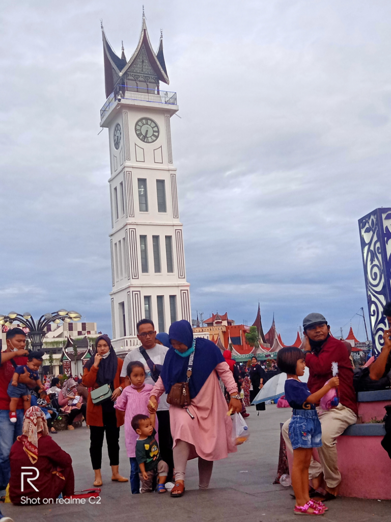 Jam Gadang, Tempat Rekreasi Paket Komplit di Bukittinggi