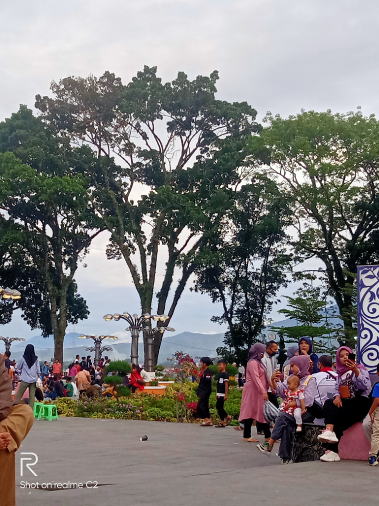 Jam Gadang, Tempat Rekreasi Paket Komplit di Bukittinggi