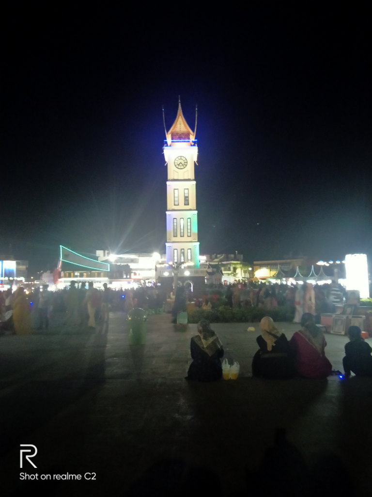 Jam Gadang, Tempat Rekreasi Paket Komplit di Bukittinggi