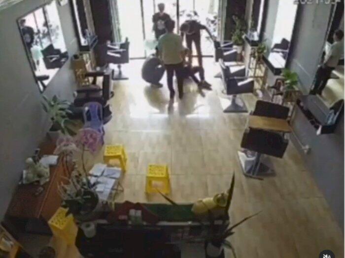 Tidak Sadar ada Pintu Kaca, Kepala Pria Terjedut Pintu Kaca Sampai Terpental Tidak Sadar ada Pintu Kaca, Kepala Pria Terjedut Pintu Kaca Sampai Terpental