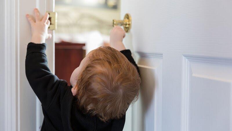Bahaya Anak Bermain Pintu Dan 4 Langkah Pertama Saat Tangan Anak Terjepit!