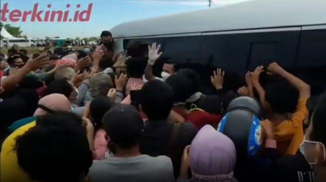 Mobil Indonesia 1 Jokowi Lempar Sembako saat Jalan, Warga Pungut di Tanah