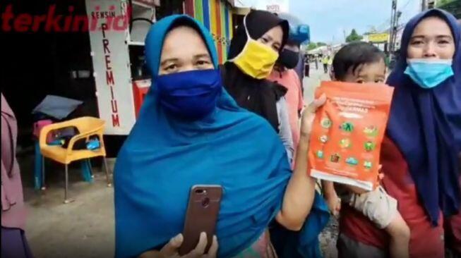 Mobil Indonesia 1 Jokowi Lempar Sembako saat Jalan, Warga Pungut di Tanah