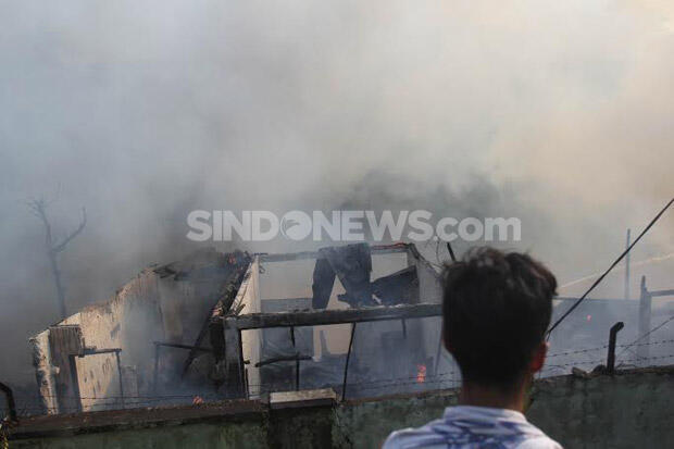 Si Jago Merah Lalap Rumah Warga dan Lapak di Pulogadung