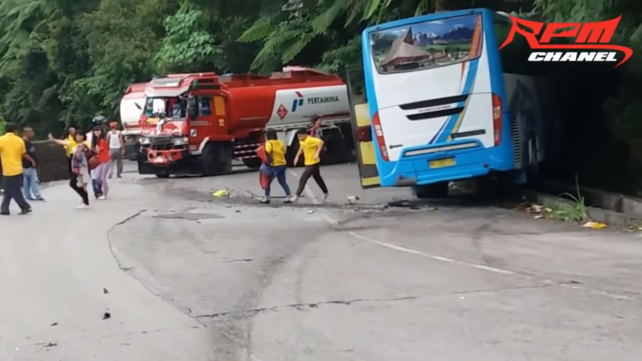 Kernet Ini Loncat Dari Bus Yang Rem Blong Di Jalur Ekstrim Sitinjau Lauik! 