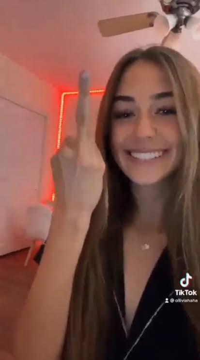 WOW! Mbak Cantik ini Punya Jari Tengah Panjang Banget, "Jari kaki aku lebih parah!"